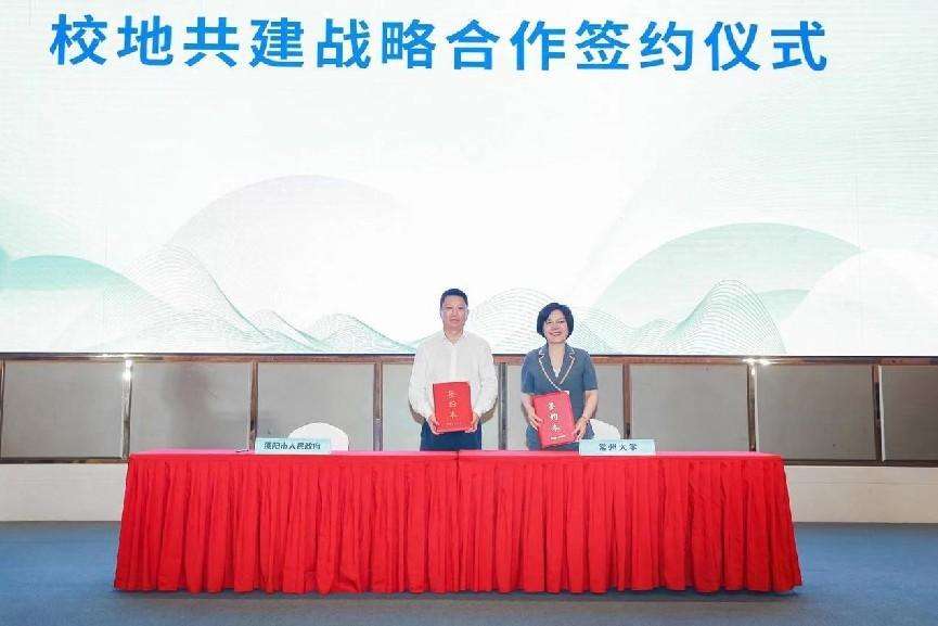 图片包含 室内, 男人, 桌子, 水 描述已自动生成