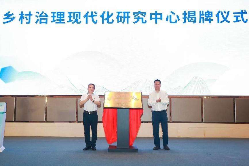 图片包含 室内, 男人, 站, 女人 描述已自动生成