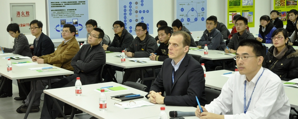 听取总裁Dr.Blumenberg介绍公司情况