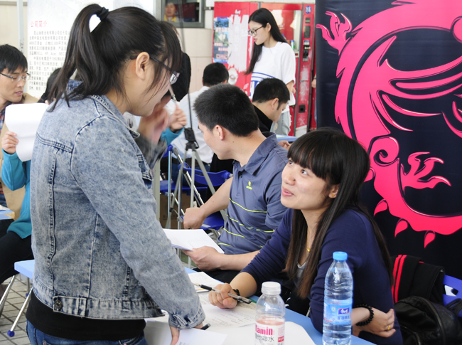 学校举办昆山开发区专场招聘会