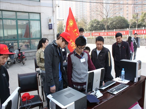 同学们现场检查电脑