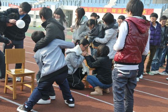心理运动会项目三“合力吹气球”