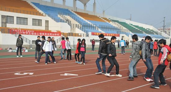 心理运动会项目一“螃蟹赛跑”