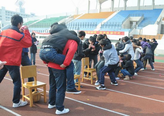 心理运动会项目三“合力吹气球”