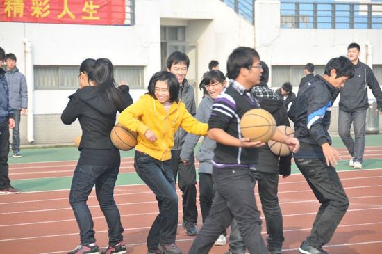 心理运动会项目一“螃蟹赛跑”